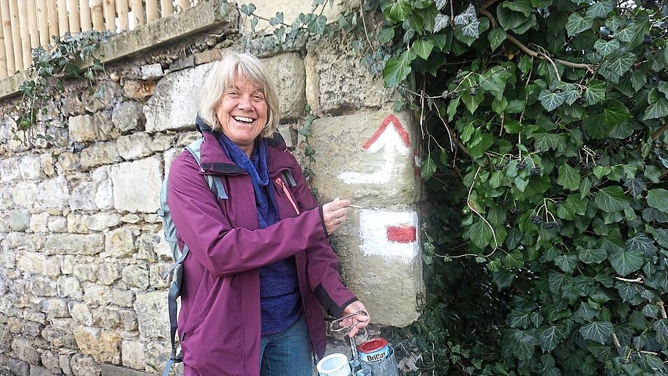 Farbe und Pinsel sind immer mit dabei: Rosemarie Stoffregen bringt neue Markierungen an.