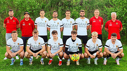 Freuen sich auf die neue Saison beim 1. FC Bad Kötzting: Teammanager Stefan Wagner, sportlicher Leiter Thomas Iglhaut, Johannes Kordick, Christoph Schwander, Simon Schreiner, Franz-Xaver Brandl, Co-Trainer Herbert Pongratz, Trainer Konrad Früchtl (hinten, v. l.), Simon Schneider, Kilian Ettl, Lukas Weidlich, Bastian Sterr, Simon Pönn und Andreas Kussinger (vorne, v. l.).