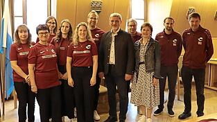 Freuen sich auf ein sch&ouml;nes Fest: die Vorstandschaft des Rot-Wei&szlig; &Auml;pflet zusammen mit B&uuml;rgermeister und Schirmherr Sandro Bauer und seiner Frau Tanja.