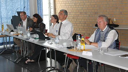Kämmerer Hans Hutter, Protokollführerin Elke Richter, Geschäftsleiterin Iris Gehard, Landrat Ronny Raith und sein Stellvertreter Helmut Plenk (v.l) bei der Kreistagssitzung in Zwiesel. Kämmerer Hans Hutter, Protokollführerin Elke Richter, Geschäftsleiterin Iris Gehard, Landrat Ronny Raith und sein Stellvertreter Helmut Plenk (v.l) bei der Kreistagssitzung in Zwiesel.