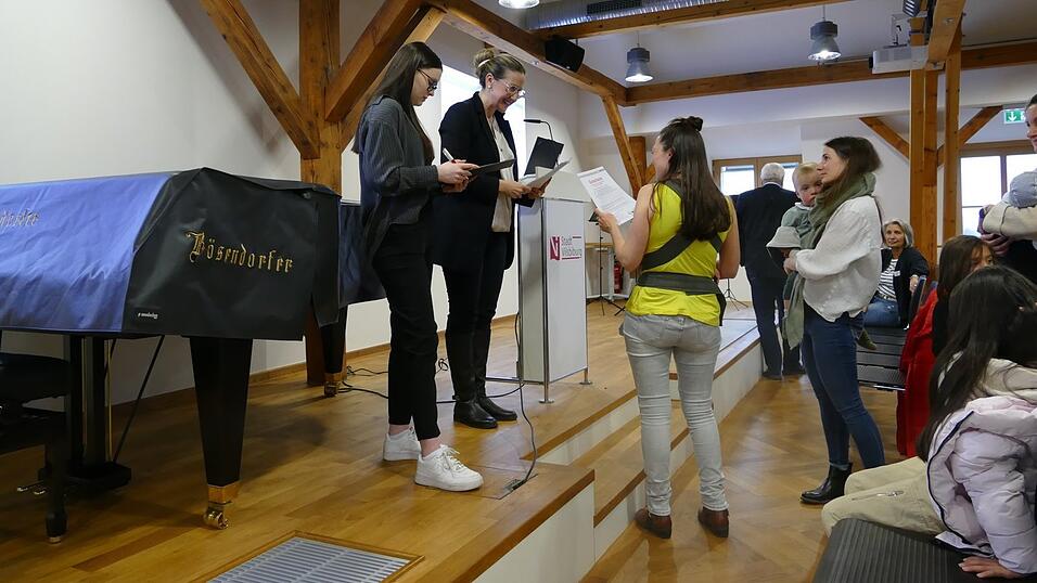 Bürgermeisterin Sibylle Entwistle begrüßte beim Neubürgerempfang alle neuen Bürger der Stadt - sowohl die neu hier geborenen als auch die neu hinzugezogenen Vilsbiburger. Bürgermeisterin Sibylle Entwistle begrüßte beim Neubürgerempfang alle neuen Bürger der Stadt - sowohl die neu hier geborenen als auch die neu hinzugezogenen Vilsbiburger.