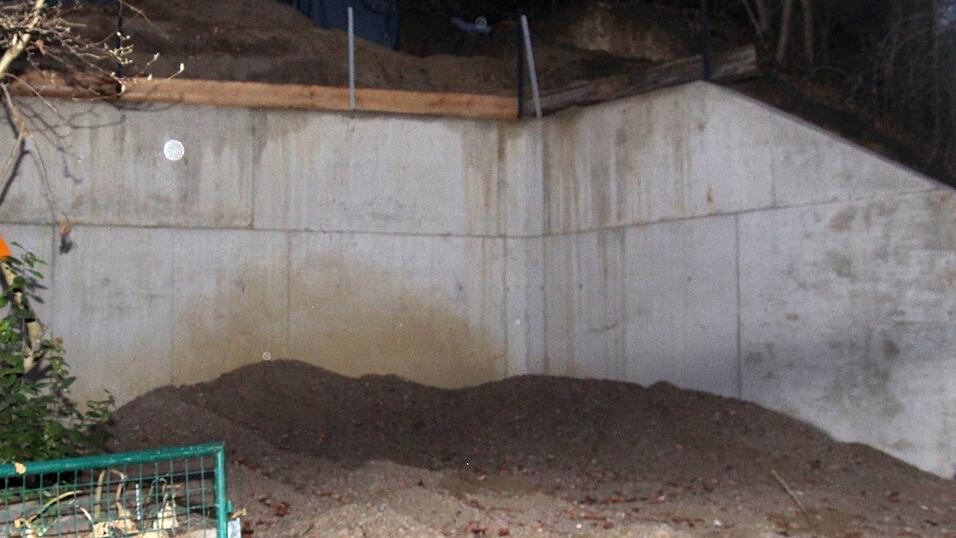Schwarzbau einer rund sechs Meter hohen Stützwand. Schwarzbau einer rund sechs Meter hohen Stützwand.