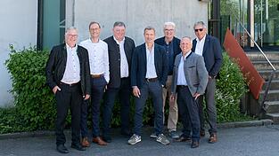 Die neuen Partner (von links) nach der Vertragsunterzeichnung: Friedhelm Dickow (Aufsichtsratsvorsitzender EG) Hagen Specht (Gesch&auml;ftsf&uuml;hrer Schlachth&ouml;fe und Vorstand EG), Erwin Hochecker (Vorstandsvorsitzender EG), Norbert und Gernot Marcher (Norbert Marcher GmbH), Willi Wittmann (stellvertretender Vorstandsvorsitzender EG), Siegfried Ederer (ehrenamtlicher Vorstand EG).