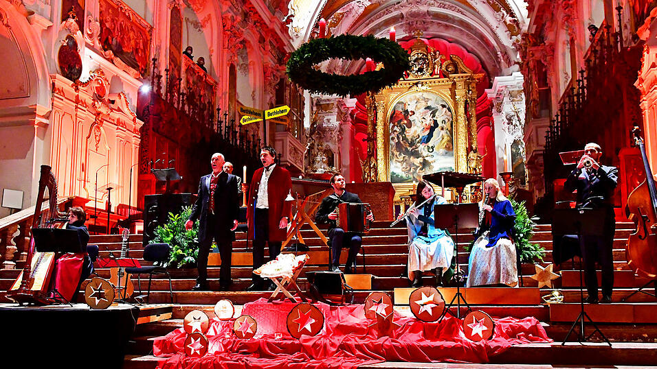 Die gro&szlig;e Besetzung der Familienmusik Servi und der Tenor Sandro Schmalzl (5. v. r.) boten wunderbare Musik zu 'Bethlehem is &uuml;beroi'.