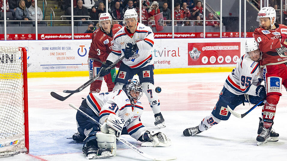 Vier umk&auml;mpfte Duelle lieferten sich die Eisb&auml;ren Regensburg (in roten Trikots die St&uuml;rmer Marvin Schmid, links, und Tom&aacute;&scaron; Schwamberger, rechts) und Ligafavorit Kassel Huskies (links Torh&uuml;ter Branden Maxwell und die Verteidiger Joel Keussen und Markus Freis) bereits in der regul&auml;ren Saison. Nun stehen sich die beiden besten Mannschaften der DEL-2-Hauptrunde auch im Playoff-Finale gegen&uuml;ber.