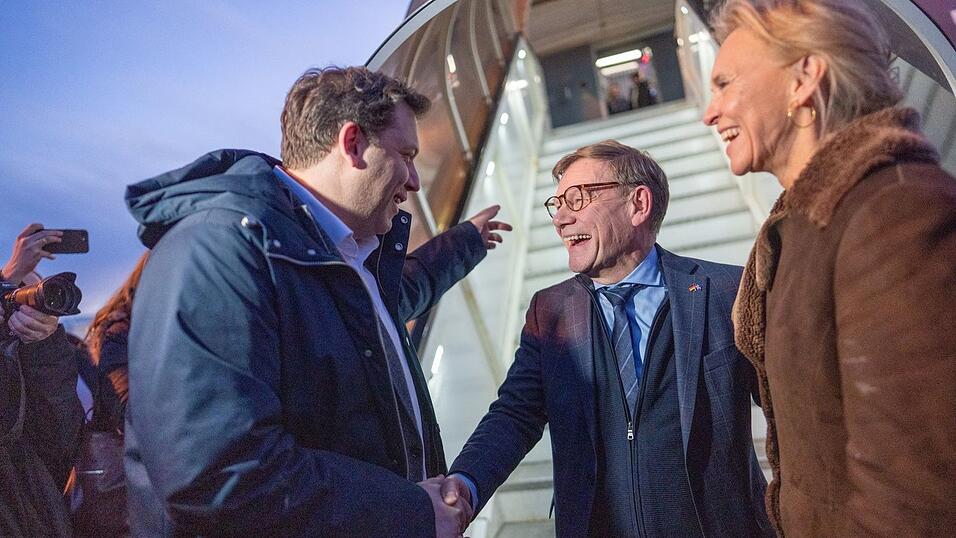 Au&szlig;enminister Wadephul wurde unten am Flugzeug neben der isl&auml;ndischen Au&szlig;enministerin Gunnarsd&oacute;ttir auch von Vizekanzler Lars Klingbeil begr&uuml;&szlig;t.