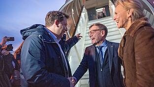 Au&szlig;enminister Wadephul wurde unten am Flugzeug neben der isl&auml;ndischen Au&szlig;enministerin Gunnarsd&oacute;ttir auch von Vizekanzler Lars Klingbeil begr&uuml;&szlig;t.