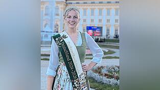 Ingrid Stigler vor dem Schloss Schlei&szlig;heim, Schauplatz f&uuml;r den Sommerempfang des Bayerischen Landtags.