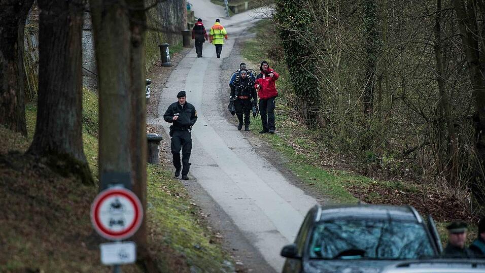Polizeitaucher suchen am Freitagvormittag in der Donau nach der seit Sonntag vermissten Malina Klaar. An dieser Stelle hatten die Leichenspürhunde am Donnerstag angeschlagen. Polizeitaucher suchen am Freitagvormittag in der Donau nach der seit Sonntag vermissten Malina Klaar. An dieser Stelle hatten die Leichenspürhunde am Donnerstag angeschlagen.