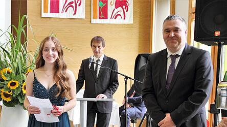 Die Traumnote von 1,0 erzielte Hannah Augenstein, Schulleiter Michael Graf gratulierte mit Abstand.