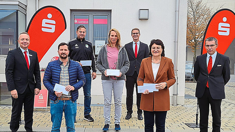 Regionaldirektor Sebastian Wokoeck (v.l.), Grundschulrektor Christian Trissl, Gemeinderat Robert Hummel, Eva R&ouml;tzer vom Kindergarten, Christian Gallwitz, B&uuml;rgermeisterin Andrea Weiss und Markus Lackermeier.