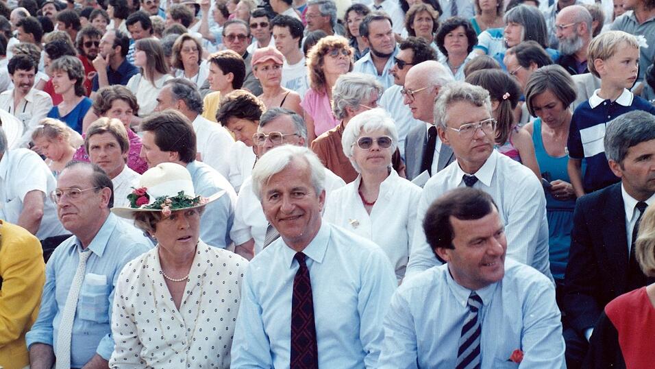 1985: Bundespräsident Richard von Weizsäcker (3. v. li.) mit Friedrich Zimmermann (li.), Innenminister, und Josef Deimer (re.). 1985: Bundespräsident Richard von Weizsäcker (3. v. li.) mit Friedrich Zimmermann (li.), Innenminister, und Josef Deimer (re.).