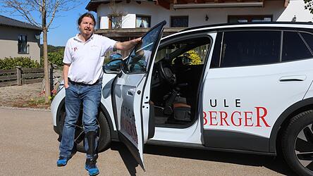 &bdquo;Man ist ja nicht nur Fahrlehrer, sondern Freund, Kumpel, Vaterersatz, Psychologe - alles&ldquo;, beschreibt Armin Prommersberger die Motivation f&uuml;r seinen Beruf, den er derzeit zumindest nicht in der praktischen Ausbildung aus&uuml;ben darf. Dagegen wird er nun den Klageweg beschreiten.