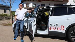 &bdquo;Man ist ja nicht nur Fahrlehrer, sondern Freund, Kumpel, Vaterersatz, Psychologe - alles&ldquo;, beschreibt Armin Prommersberger die Motivation f&uuml;r seinen Beruf, den er derzeit zumindest nicht in der praktischen Ausbildung aus&uuml;ben darf. Dagegen wird er nun den Klageweg beschreiten.