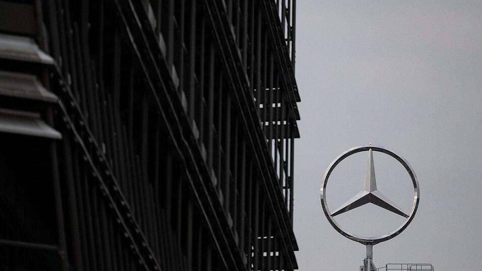 Beschäftigte von Mercedes-Benz machen mobil gegen die Sparpläne des Vorstands. (Archivbild) Beschäftigte von Mercedes-Benz machen mobil gegen die Sparpläne des Vorstands. (Archivbild)