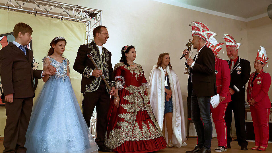 Dritter Bürgermeister Thomy Habereder übergab den symbolischen Rathauschlüssel an die 'neuen Chefs im Markt Schöllnach', die Prinzenpaare der Schöllonia. Dritter Bürgermeister Thomy Habereder übergab den symbolischen Rathauschlüssel an die 'neuen Chefs im Markt Schöllnach', die Prinzenpaare der Schöllonia.