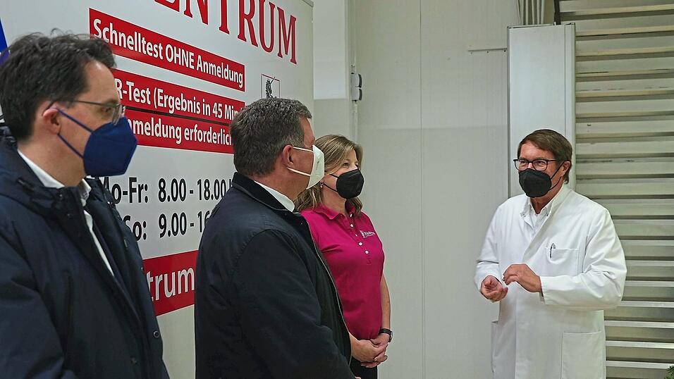 Apotheker Toni Fink (Antonius-Apotheke Deggendorf, v. r.) und seine Straubinger Kollegin Heidi Lachner mit Landrat Christian Bernreiter und OB Dr. Christian Moser bei der Eröffnung des neuen PCR-Testzentrums. Apotheker Toni Fink (Antonius-Apotheke Deggendorf, v. r.) und seine Straubinger Kollegin Heidi Lachner mit Landrat Christian Bernreiter und OB Dr. Christian Moser bei der Eröffnung des neuen PCR-Testzentrums.