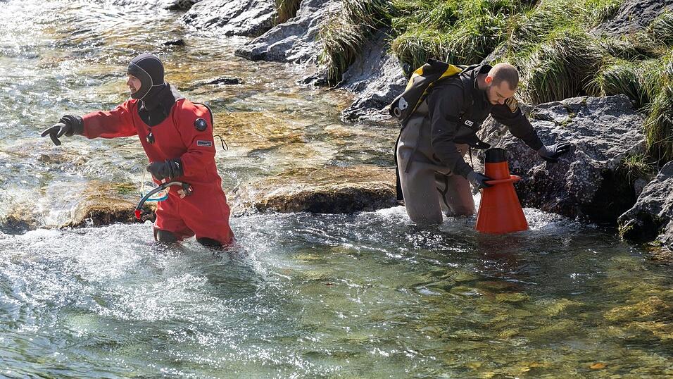 Nach dem Tod einer jungen Frau suchen Polizeitaucher in der Ortschaft das Flussbett der Prien nach Spuren ab.