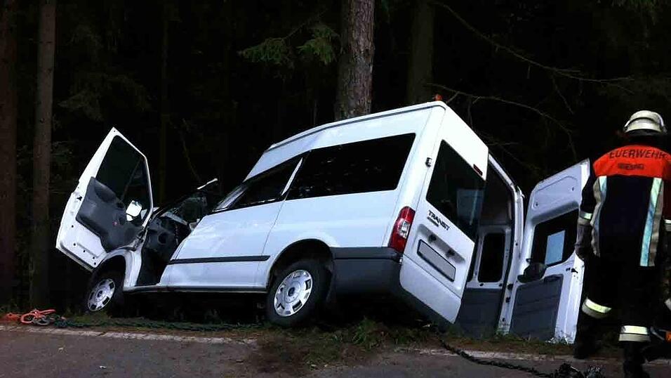 Ein schwerer Unfall ereignete sich am Samstag zwischen Viechach und Wiesing. (Fotos: Manuela Lang)