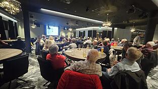 Interessierte aber auch kritische Zuhörer gab es bei der Bürgerversammlung in Tiefenbach.