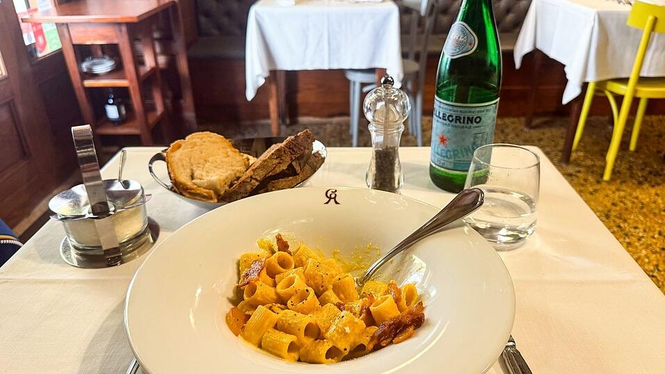 In Rom isst man die Carbonara am liebsten mit kurzen Nudeln. In Rom isst man die Carbonara am liebsten mit kurzen Nudeln.