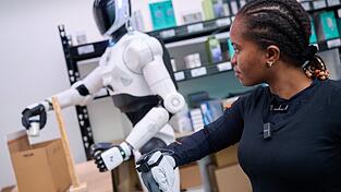 Roboter sollen zum Beispiel lernen, Bauteile in eine Kiste zu werfen. Dafür braucht es oft mehrere Anläufe. Roboter sollen zum Beispiel lernen, Bauteile in eine Kiste zu werfen. Dafür braucht es oft mehrere Anläufe.