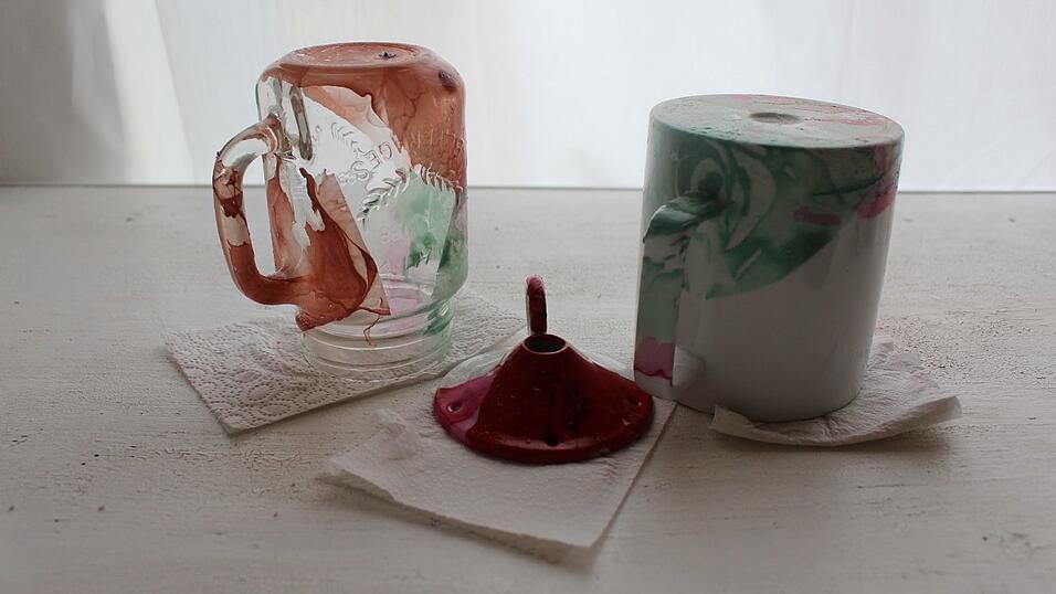 3. Wenn du fertig bist, stellst du deine Kunstwerke vorsichtig auf den Kopf und lässt sie trocknen. Dafür verwendest du am besten eine Unterlage. Nach dem Trocknen kannst du Spritzer oder Ähnliches mit Nagellack-Entferner reinigen. 3. Wenn du fertig bist, stellst du deine Kunstwerke vorsichtig auf den Kopf und lässt sie trocknen. Dafür verwendest du am besten eine Unterlage. Nach dem Trocknen kannst du Spritzer oder Ähnliches mit Nagellack-Entferner reinigen.