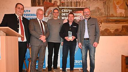 Politprominenz &uuml;berreichte die gravierte Stele: v.l. CSU-Vorsitzender und B&uuml;rgermeisterkandidat Wolfgang Brich, Alois Rainer, Kommandant Christoph Hirsch, Vorsitzender der Feuerwehr Markus Hirsch und Manfred Weber.