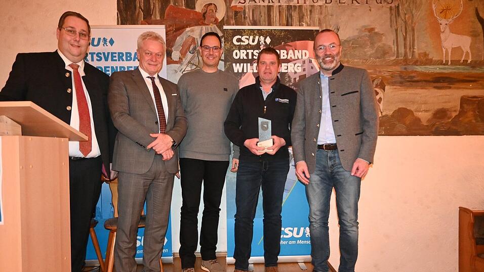 Politprominenz überreichte die gravierte Stele: v.l. CSU-Vorsitzender und Bürgermeisterkandidat Wolfgang Brich, Alois Rainer, Kommandant Christoph Hirsch, Vorsitzender der Feuerwehr Markus Hirsch und Manfred Weber. Politprominenz überreichte die gravierte Stele: v.l. CSU-Vorsitzender und Bürgermeisterkandidat Wolfgang Brich, Alois Rainer, Kommandant Christoph Hirsch, Vorsitzender der Feuerwehr Markus Hirsch und Manfred Weber.