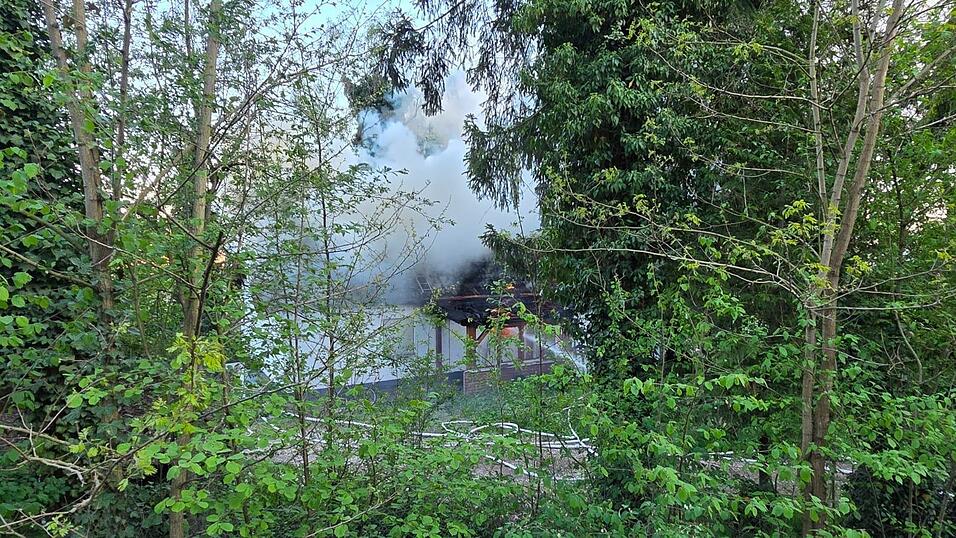 Zwei Personen seien leicht verletzt worden.