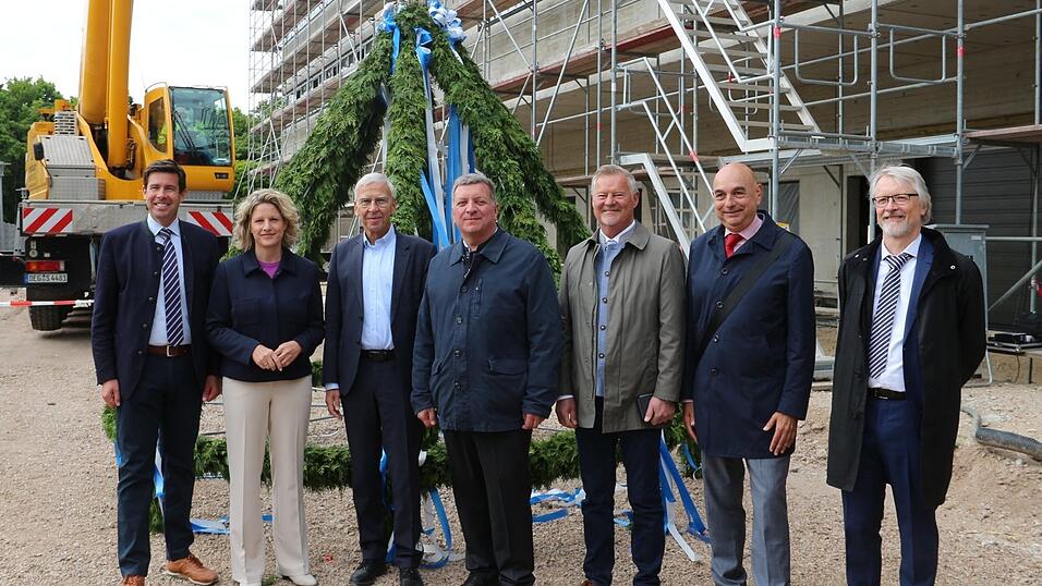Patrick Grossmann, Astrid Freudenstein, Udo Hebel, Christian Bernreiter, Jürgen Eberwein, Jürgen Mistol und Gerhard Haslbeck waren unter den Gästen des Richtfests für das neue Werkstättengebäude an der Uni. Patrick Grossmann, Astrid Freudenstein, Udo Hebel, Christian Bernreiter, Jürgen Eberwein, Jürgen Mistol und Gerhard Haslbeck waren unter den Gästen des Richtfests für das neue Werkstättengebäude an der Uni.