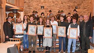 Acht der neun Jungjäger erhielten nach dem Jägerschlag den Jägerbrief überreicht. Links im Bild BJV-Kreisgruppenvorsitzender Roland Heigl, Hegeringleiter Alexander Kermer (4.v.r.), Ausbildungsleiter Heinz Schweiger und der stellvertretende Kreisgruppenvorsitzende Anton Späth (v.r.).