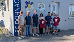Vertreter und Organisatoren des FC-Dornach zusammen mit der Marktbereichsleiterin der VR-Bank Landau Mengkofen Tanja Kagerbauer Vertreter und Organisatoren des FC-Dornach zusammen mit der Marktbereichsleiterin der VR-Bank Landau Mengkofen Tanja Kagerbauer