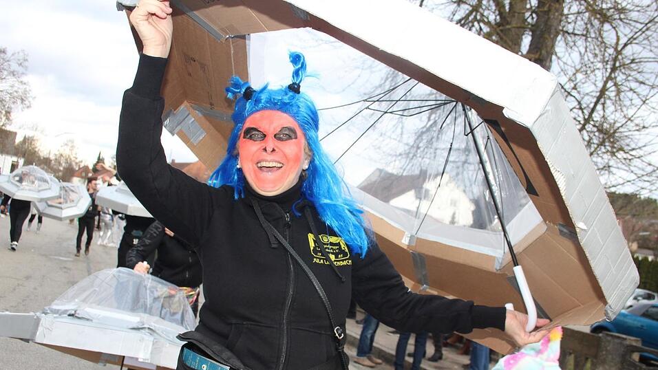 Viele Faschings-Fans haben sich am Samstag den Umzug in Langenbach angesehen. Viele Faschings-Fans haben sich am Samstag den Umzug in Langenbach angesehen.