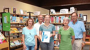 Vor Ort waren Anette Petrul(v.l.), Stadtpfarrer Werner Konrad, Büchereileiterin Kristina Pöschl, ehemalige Büchereileiterin Johanna Englmeier und Bürgermeister Franz Wittmann. Vor Ort waren Anette Petrul(v.l.), Stadtpfarrer Werner Konrad, Büchereileiterin Kristina Pöschl, ehemalige Büchereileiterin Johanna Englmeier und Bürgermeister Franz Wittmann.