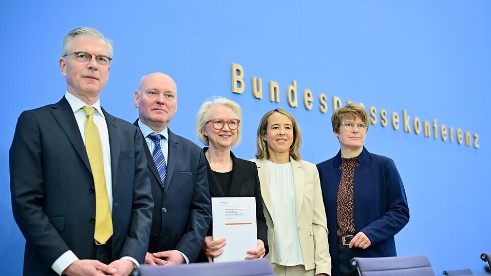 Die f&uuml;nf &bdquo;Wirtschaftsweisen&ldquo; Martin Werding, Achim Truger, Monika Schnitzer, Ulrike Malmendier und Veronika Grimm (v.l.) bei der Vorstellung ihres Fr&uuml;hjahrsgutachtens.