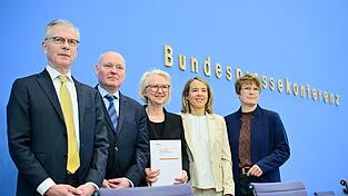 Die fünf „Wirtschaftsweisen“ Martin Werding, Achim Truger, Monika Schnitzer, Ulrike Malmendier und Veronika Grimm (v.l.) bei der Vorstellung ihres Frühjahrsgutachtens.
