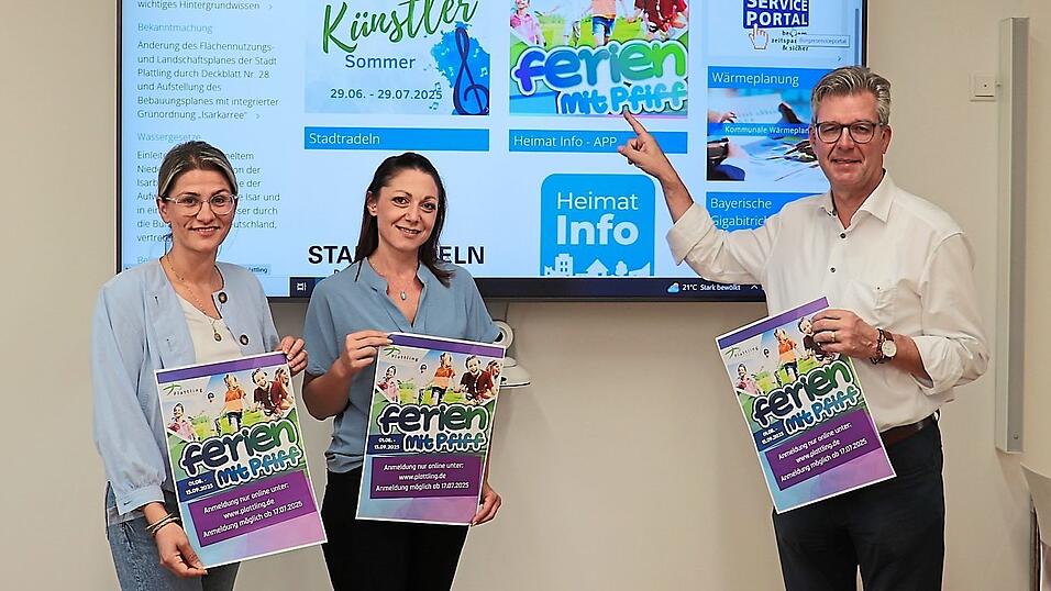 Bürgermeister Hans Schmalhofer (v.r.), Manuela Weiß, vom Plattlinger Kulturamt und dessen Leiterin, Kathrin Tost, stellen das diesjährige Programm der „Ferien mit Pfiff“ vor. Bürgermeister Hans Schmalhofer (v.r.), Manuela Weiß, vom Plattlinger Kulturamt und dessen Leiterin, Kathrin Tost, stellen das diesjährige Programm der „Ferien mit Pfiff“ vor.