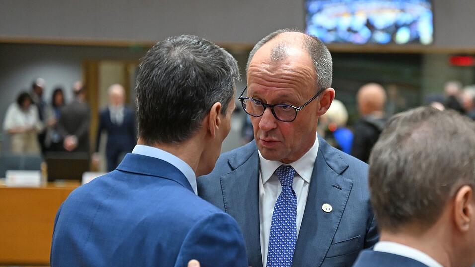 Bundeskanzler Friedrich Merz und seine Kolleginnen und Kollegen fanden keine Strategie gegen die Blockade Orbans. Bundeskanzler Friedrich Merz und seine Kolleginnen und Kollegen fanden keine Strategie gegen die Blockade Orbans.