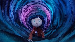 Coraline klettert durch den magischen Gang, der die zwei Welten miteinander verbindet. Coraline klettert durch den magischen Gang, der die zwei Welten miteinander verbindet.