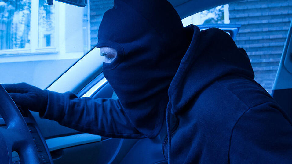 Von dem Mann, der im Oktober in Regensburg einen Taxifahrer überfallen hat, fehlt noch immer jegliche Spur (Symbolbild). Von dem Mann, der im Oktober in Regensburg einen Taxifahrer überfallen hat, fehlt noch immer jegliche Spur (Symbolbild).