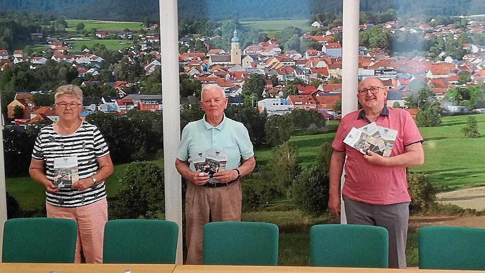 Die Vertreter der Gruppen nahmen den Seniorenwegweiser f&uuml;r ihre Mitglieder in Empfang.