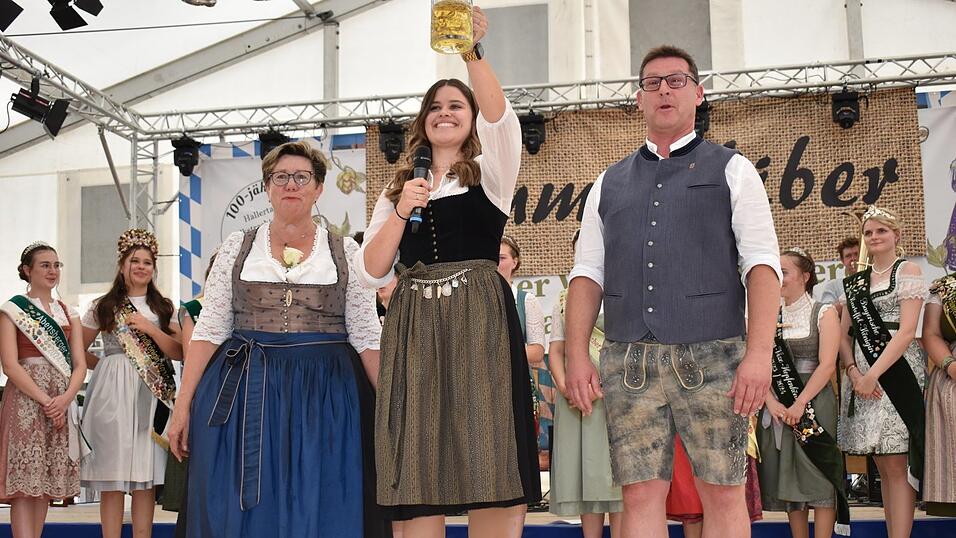 Bier ist Tradition und Handwerkskunst, sagt die neue Bierkönigin, hier bei ihrer Vorstellung im Bierzelt auf dem Hopfenfest. Bier ist Tradition und Handwerkskunst, sagt die neue Bierkönigin, hier bei ihrer Vorstellung im Bierzelt auf dem Hopfenfest.