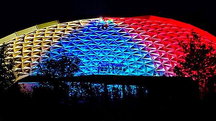 Beeindruckend ist die Park-Arena nicht nur am Tag, auch nachts, wenn sie beleuchtet ist.