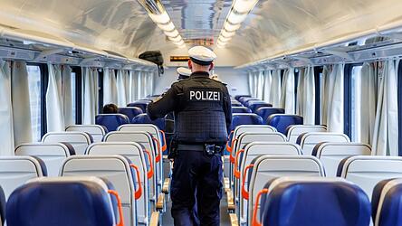 Bundespolizisten kontrollieren den Einreiseverkehr in einem Zug aus Prag in Richtung M&uuml;nchen.