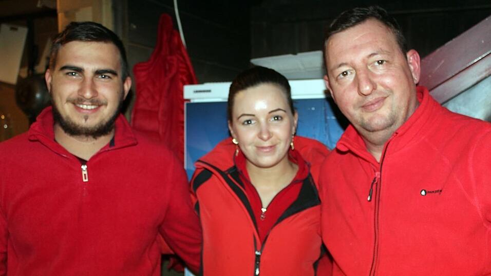 Seit einigen Jahren gehört auch die Weihnachtspyramide am Bischof-Sailer-Platz zur festen Institution zur Weihnachtszeit in Landshut, und ist vor allem bei der jüngeren Generation sehr beliebt. Seit einigen Jahren gehört auch die Weihnachtspyramide am Bischof-Sailer-Platz zur festen Institution zur Weihnachtszeit in Landshut, und ist vor allem bei der jüngeren Generation sehr beliebt.