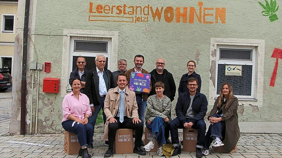 Die ersten Ver&auml;nderungen sind bereits sichtbar: Der Titel des Modellprojekts verziert die Fassade.