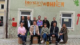 Die ersten Veränderungen sind bereits sichtbar: Der Titel des Modellprojekts verziert die Fassade.