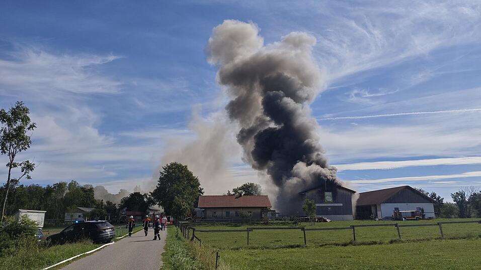 Auf einem landwirtschaftlichen Anwesen bei Vilsbiburg ist am Sonntag ein Feuer ausgebrochen. Auf einem landwirtschaftlichen Anwesen bei Vilsbiburg ist am Sonntag ein Feuer ausgebrochen.
