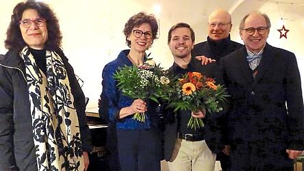 Gastgeber Hans Langrieger (re.) und Sascha-Borchers Langrieger (li.) dankten beim Neujahrskonzert auch Bürgermeister Christian Kiendl für sein persönliches Engagement das Artonicon betreffend. Für die Künstler gab es reichlich Applaus und Blumen.
